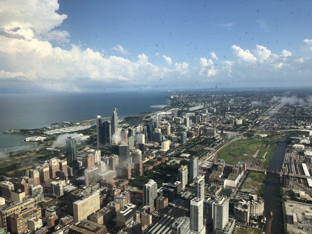 Esta vista do alto da Wills Tower não é a do deck de vidro, é da lateral do prédio, ao lado dos decks!