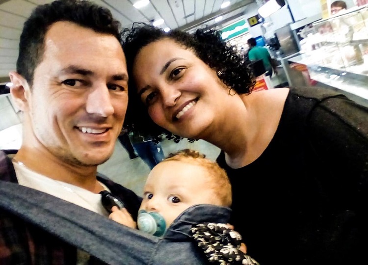 famille à l'aéroport