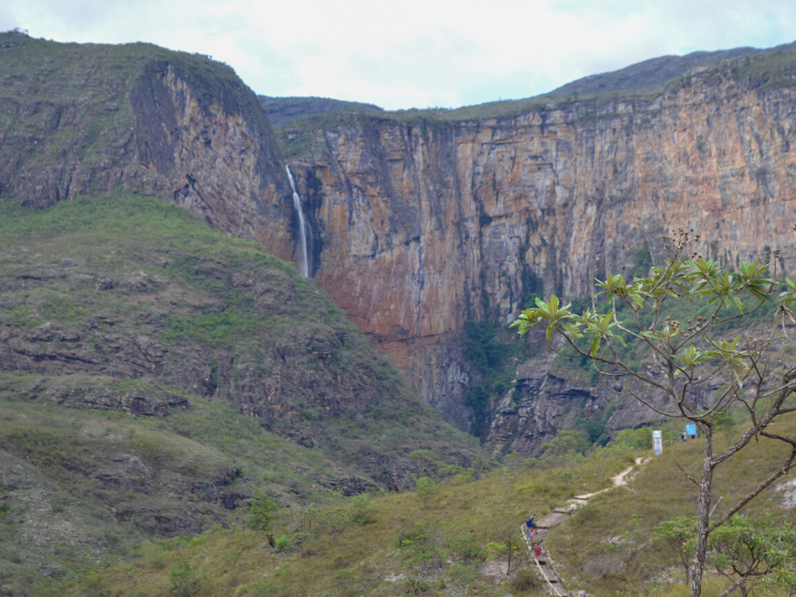 Visão da trilha e da Cachoeira do Tabuleiro em Conceição do Mato Dentro