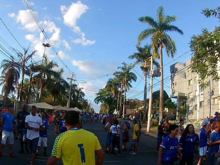 movimento nas ruas próximas ao Mineirão em dia de jogo
