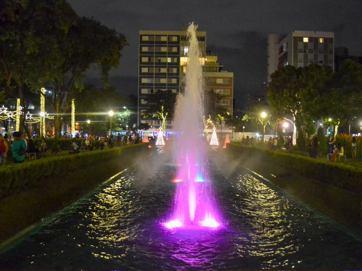 Lago da Praça da Liberdade e decoração natalina.