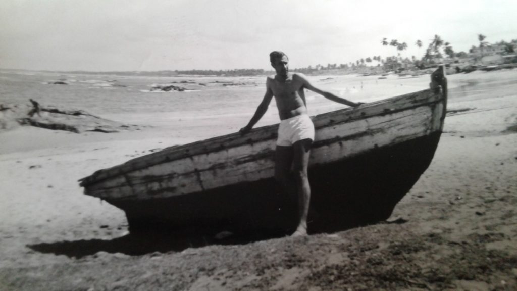 Rapaz posa em praia de Itapoã em 1969