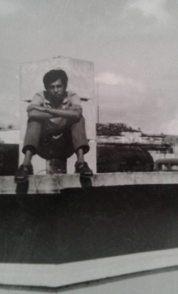 Rapaz sentado em Esplanada, Bahia em 1969