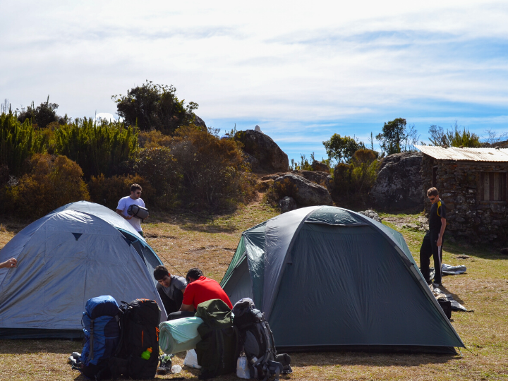 Mochilas e barracas para camping.