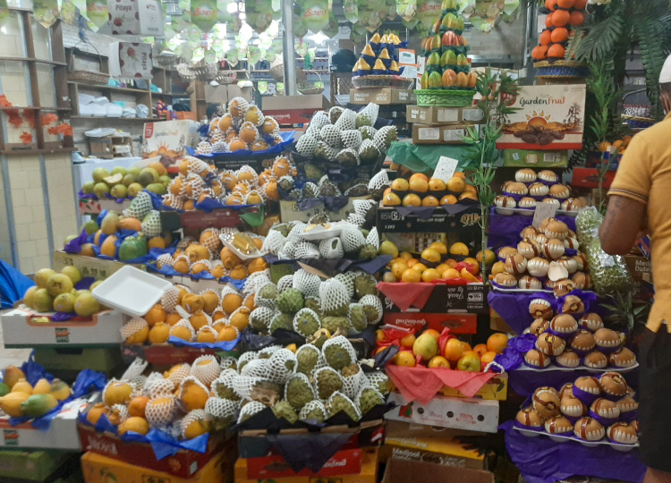 Barraca de frutas no Mercadão de São Paulo.