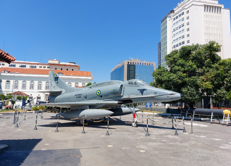 Aeronave Skyhawk no espaço cultural da Marinha no RJ