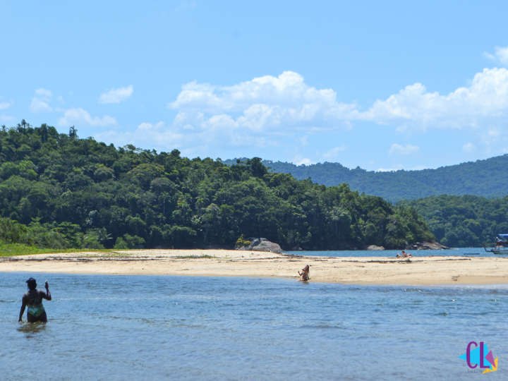 Rio que encontra o mar na praia de Paraty-Mirim.