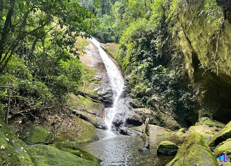 Cachoeira da gruta do granito alcantilado