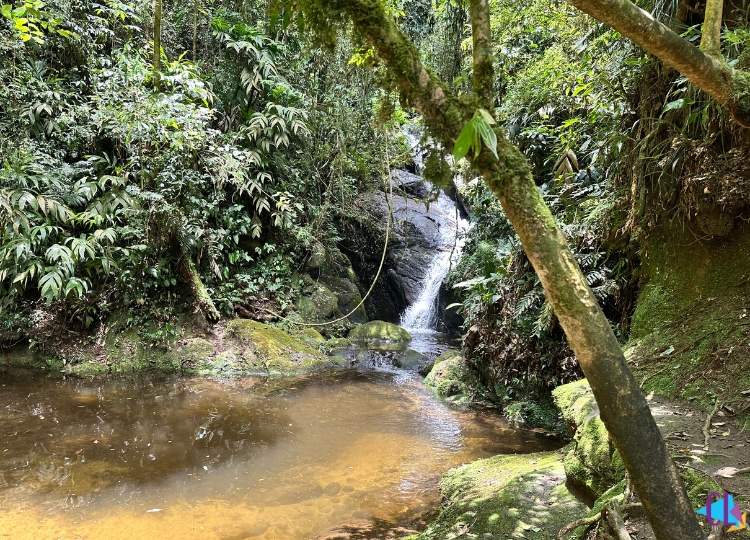 cachoeira da Toca do penhasco alcantilado